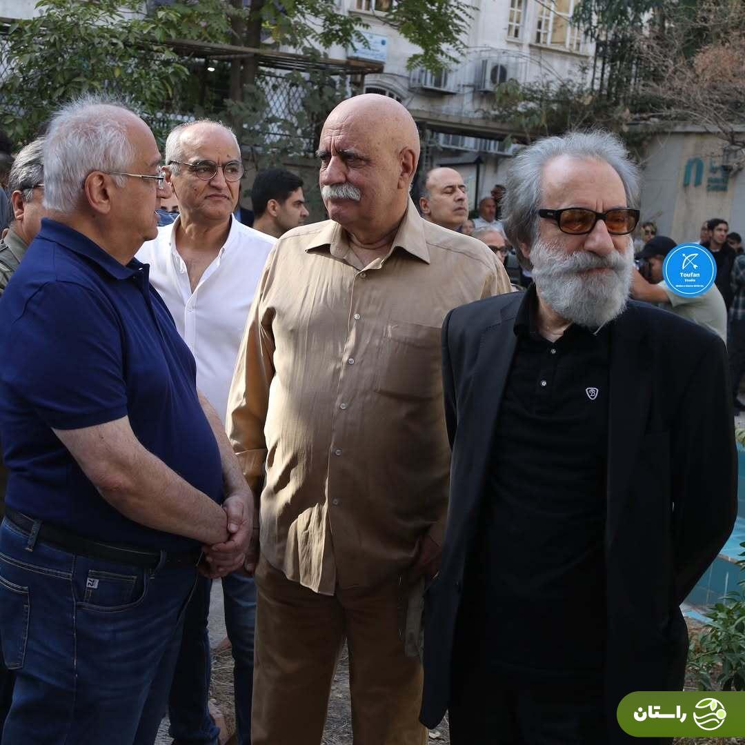 (تصاویر) حضور هنرمندان در تشییع پیکر ناصر تقوایی (تصاویر) حضور هنرمندان در تشییع پیکر ناصر تقوایی