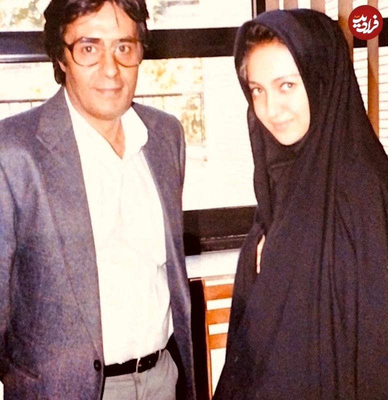 (عکس) تونل زمان؛ «نیکی کریمی» ۲۱ ساله با چادر در کنار «خسرو شکیبایی» در پشت‌صحنۀ فیلم «سارا»