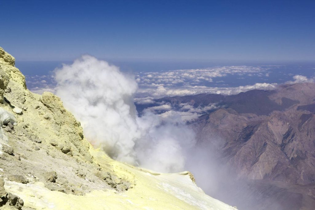 کوه آتشفشانی تفتان در استان سیستان و بلوچستان پس از ۷۰۰ هزار سال فعال شد کوه آتشفشانی تفتان در استان سیستان و بلوچستان پس از ۷۰۰ هزار سال فعال شد