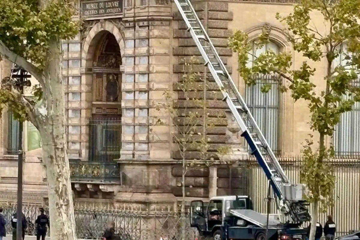 جزییات سرقت باورنکردنی از موزه لوور پاریس؛ جواهرات ناپلئون و امپراتریس در روز روشن دزدیده شد + تصاویر
