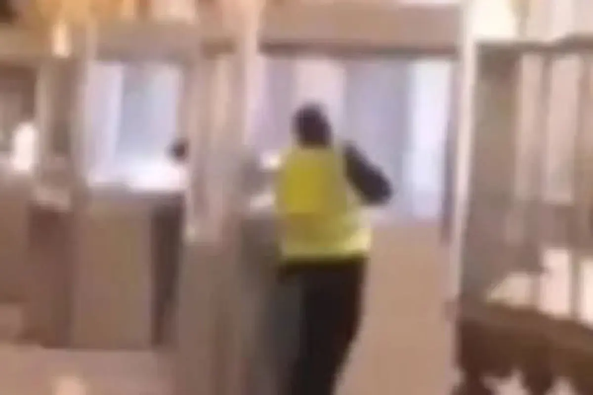 ماجرای سرقت باورنکردنی از موزه لوور پاریس؛ جواهرات ناپلئون و امپراتریس در روز روشن دزدیده شد + ویدئو