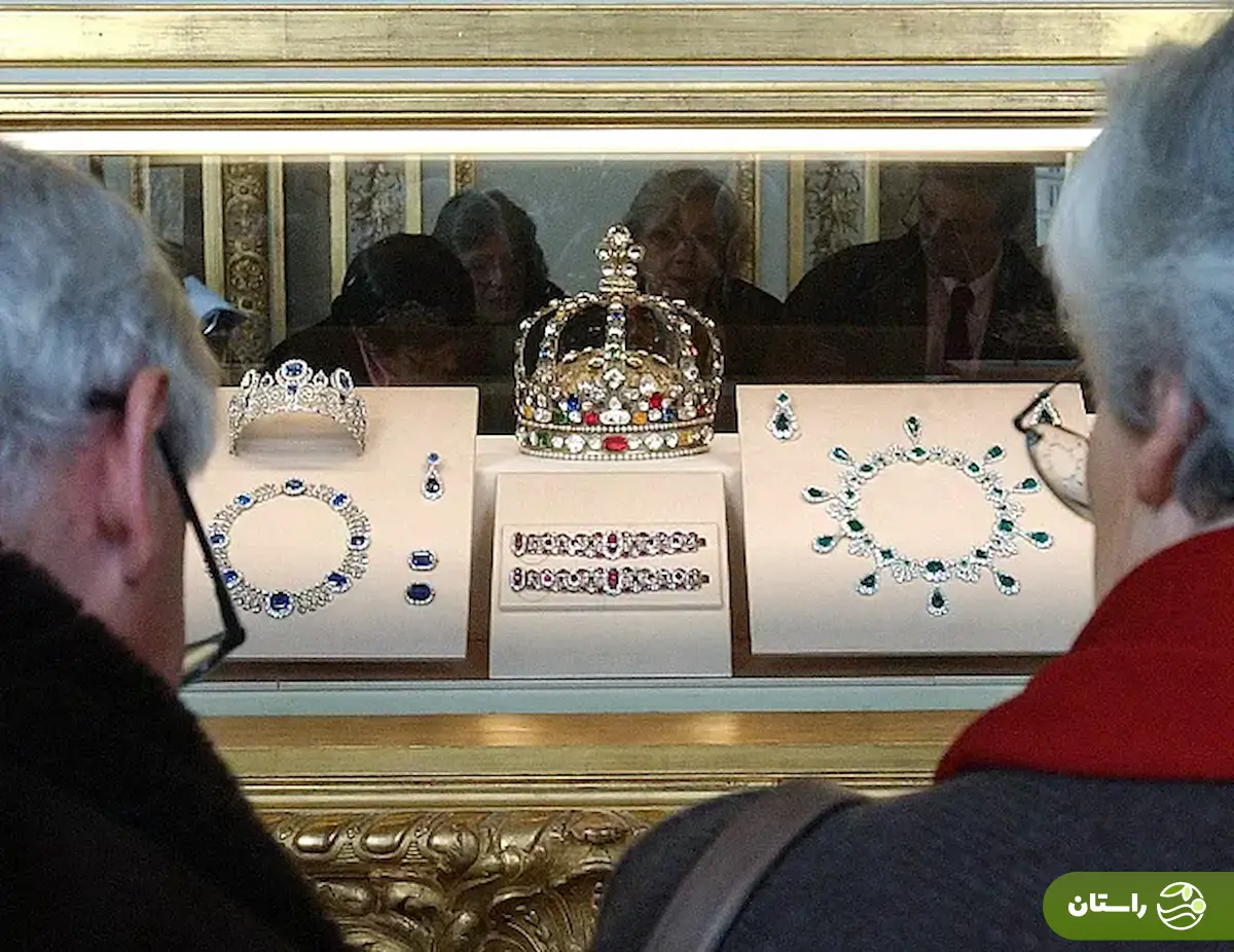 ماجرای سرقت باورنکردنی از موزه لوور پاریس؛ جواهرات ناپلئون و امپراتریس در روز روشن دزدیده شد + ویدئو ماجرای سرقت باورنکردنی از موزه لوور پاریس؛ جواهرات ناپلئون و امپراتریس در روز روشن دزدیده شد + ویدئو