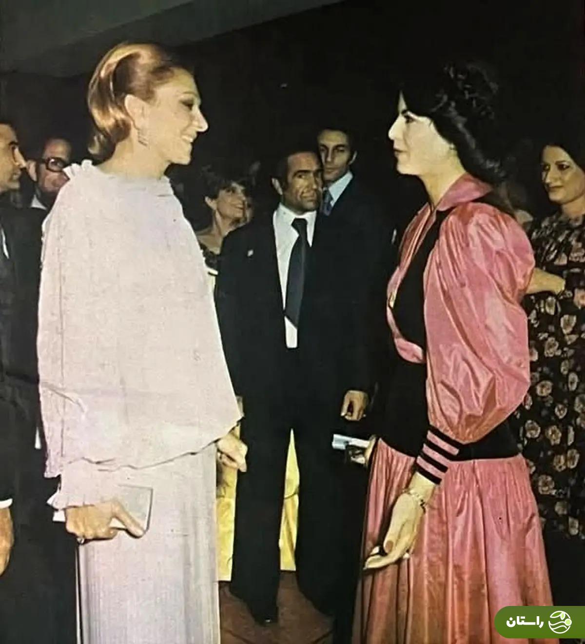 (عکس) گفت‌وگوی خصوصی فرح پهلوی با پوری بنایی؛ دهه ۵۰