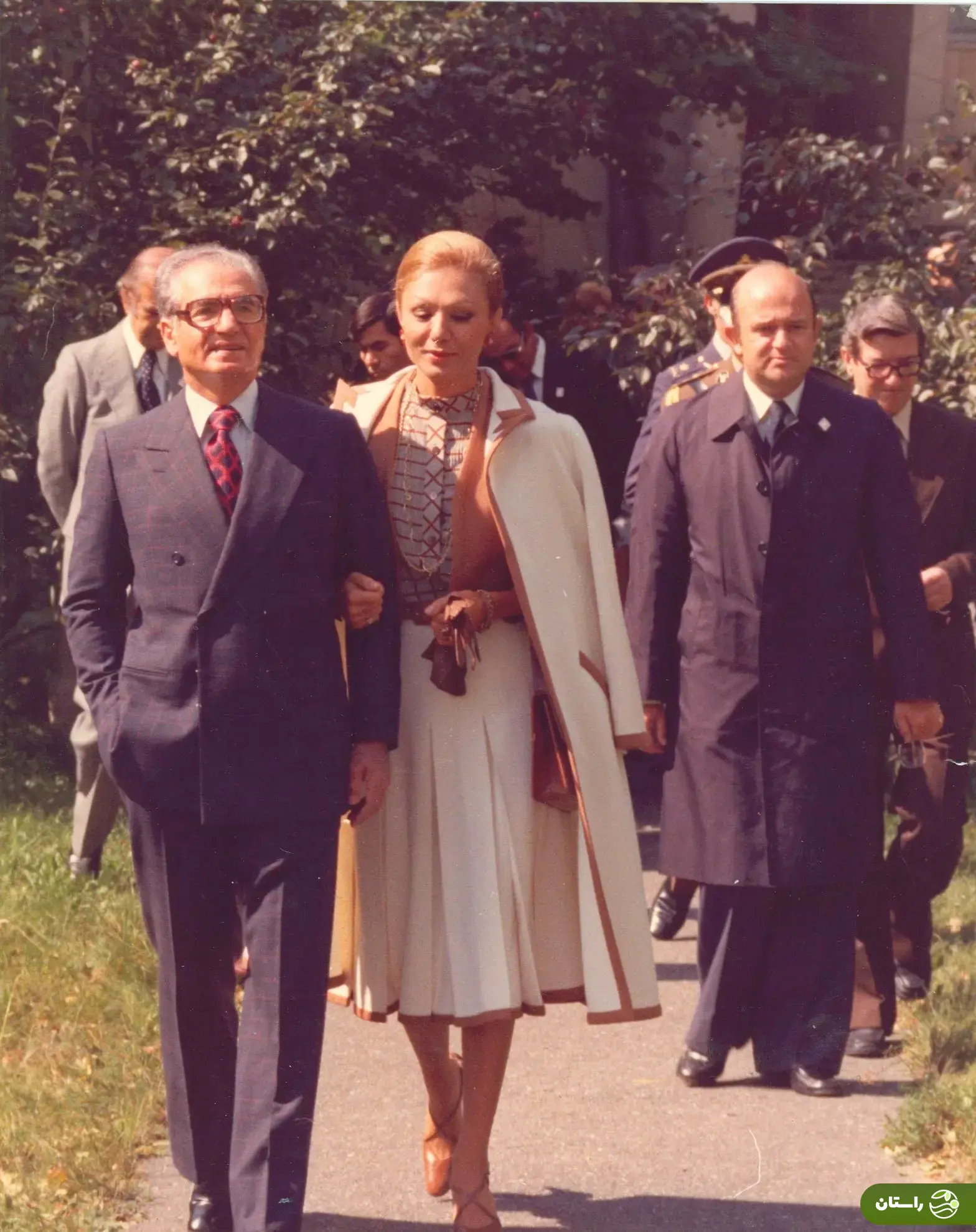 (عکس) تونل زمان؛ محمدرضا شاه، فرح پهلوی و هوشنگ نهاوندی در یک قاب؛ دهه ۵۰