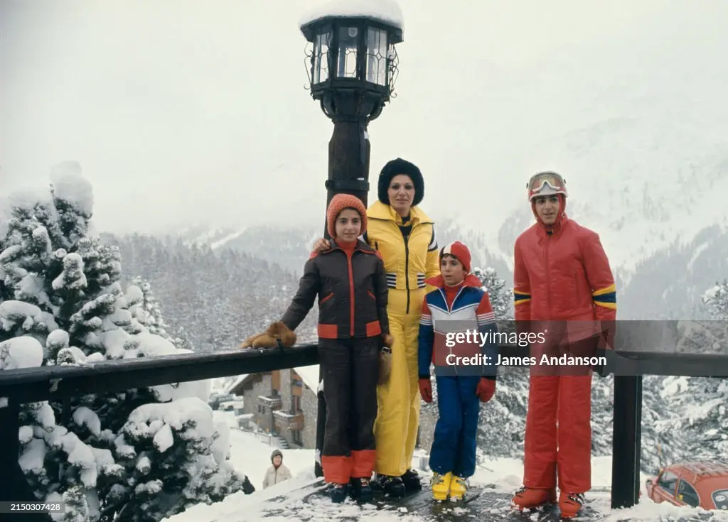 (عکس) خوشگذرانی فرح پهلوی با فرزندانش؛ رضا، علیرضا و فرحناز در سوئیس؛ سال۱۳۵۳ (عکس) خوشگذرانی فرح پهلوی با فرزندانش؛ رضا، علیرضا و فرحناز در سوئیس؛ سال۱۳۵۳