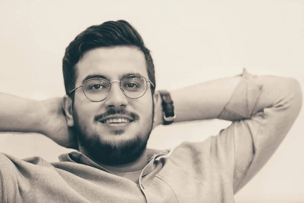 بیوگرافی امیرحسین قیاسی؛ از فقر در کودکی پرچالش تا محبوبیت در برنامههای طنز بیوگرافی امیرحسین قیاسی؛ از فقر در کودکی پرچالش تا محبوبیت در برنامههای طنز