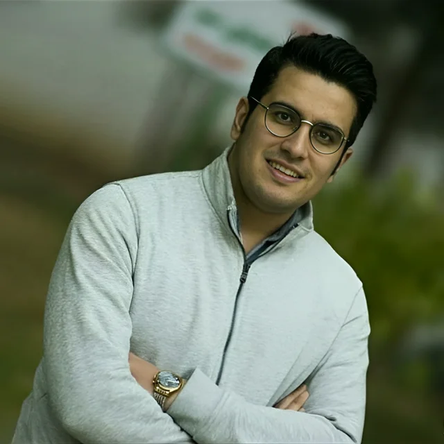 بیوگرافی امیرحسین قیاسی؛ از فقر در کودکی پرچالش تا محبوبیت در برنامههای طنز بیوگرافی امیرحسین قیاسی؛ از فقر در کودکی پرچالش تا محبوبیت در برنامههای طنز