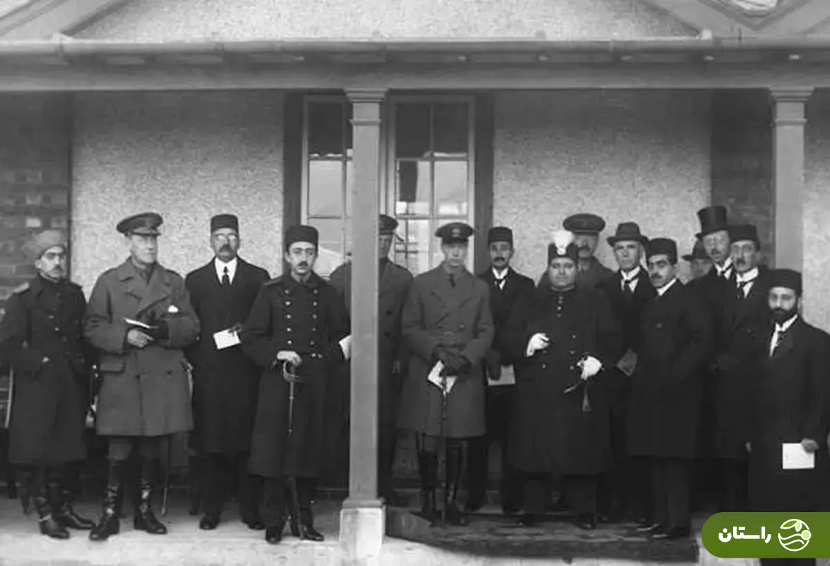 (عکس) تونل زمان؛ احمد شاه قاجار در کنار پرنس آلبرت شاهزاده بریتانیا؛ سال ۱۲۹۸