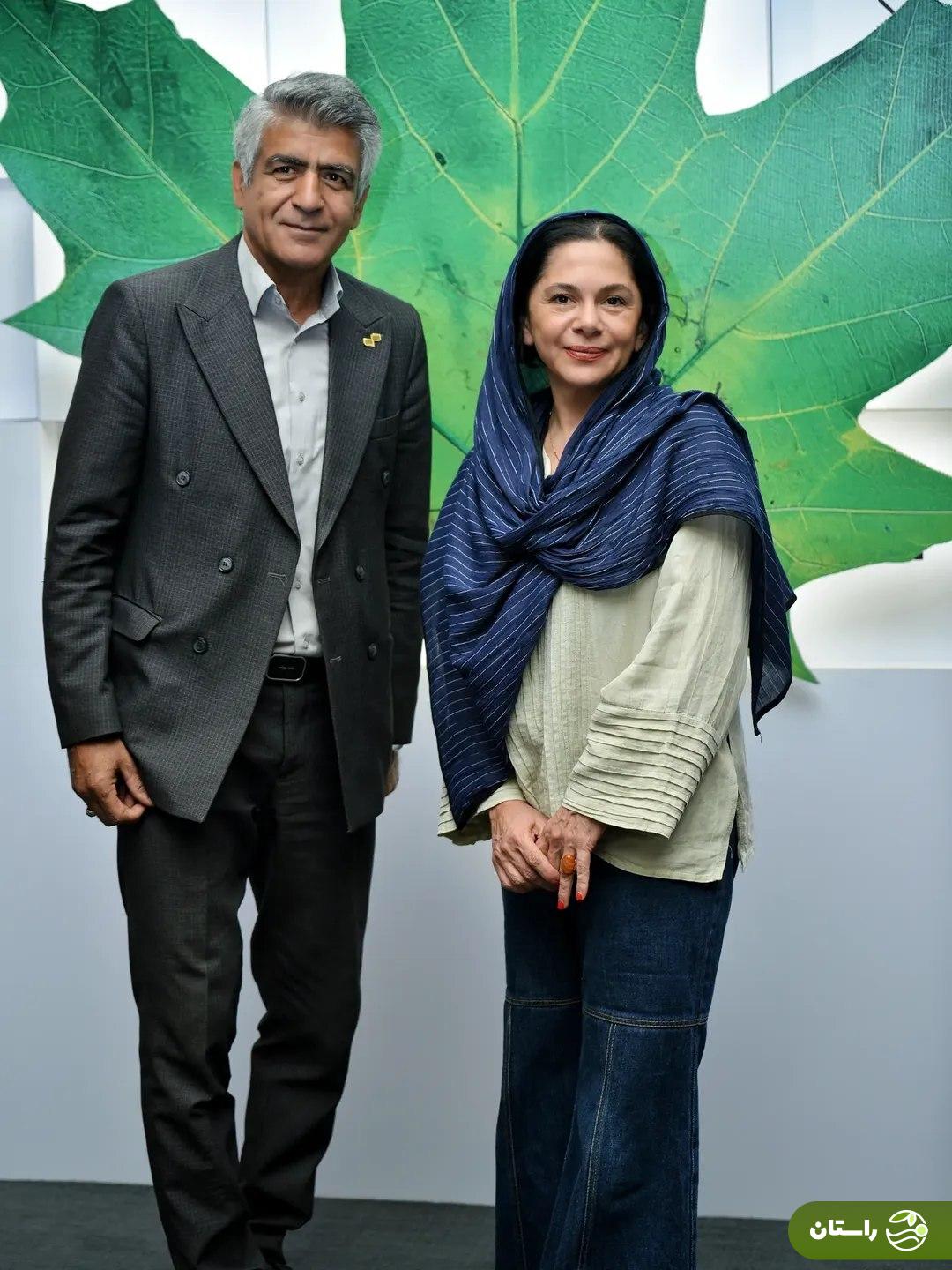 تیپ ساده مستانه مهاجر در یک مراسم