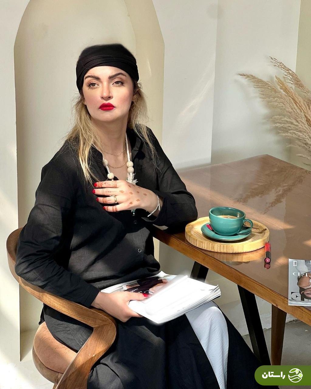 عکس هنری بیتای سریال آوای باران در یک کافه