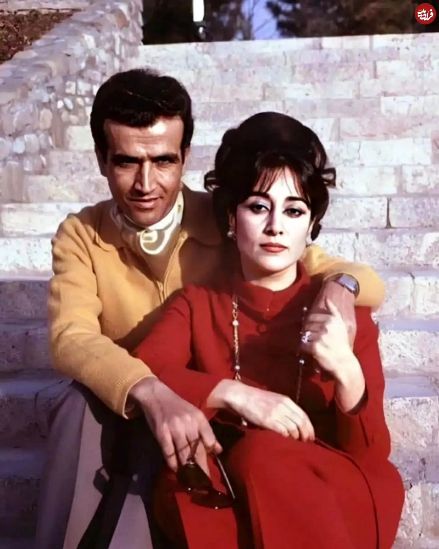 عکس| تونل زمان؛ ژست عاشقانه «پرویز یاحقی در کنار همسرش حمیرا»؛ سال ۱۳۴۹