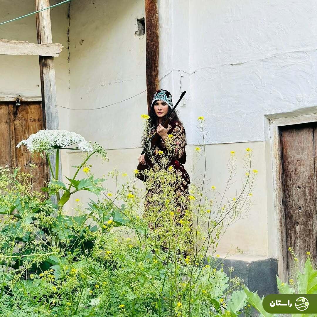 (تصاویر) ساناز سعیدی، فرشته سریال «بوی باران» با استایلی جذاب و تفنگ