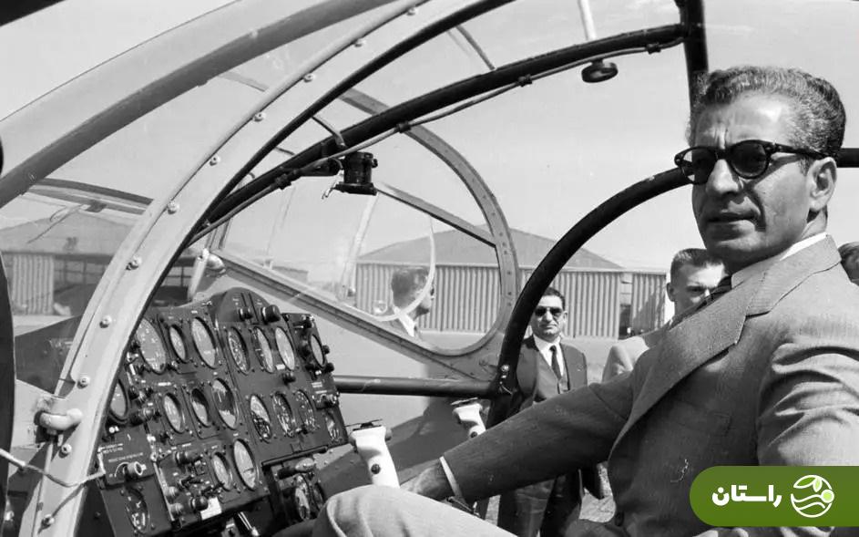 (عکس) تونل زمان؛ محمدرضا پهلوی در حال پرواز با هلیکوپتر آلوئت ۳؛ سال ۱۳۳۷