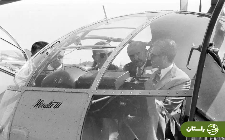 (عکس) تونل زمان؛ محمدرضا پهلوی در حال پرواز با هلیکوپتر آلوئت ۳؛ سال ۱۳۳۷