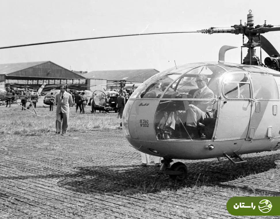 (عکس) تونل زمان؛ محمدرضا پهلوی در حال پرواز با هلیکوپتر آلوئت ۳؛ سال ۱۳۳۷