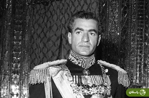 (عکس) تونل زمان؛ محمدرضا پهلوی در حال پرواز با هلیکوپتر آلوئت ۳؛ سال ۱۳۳۷