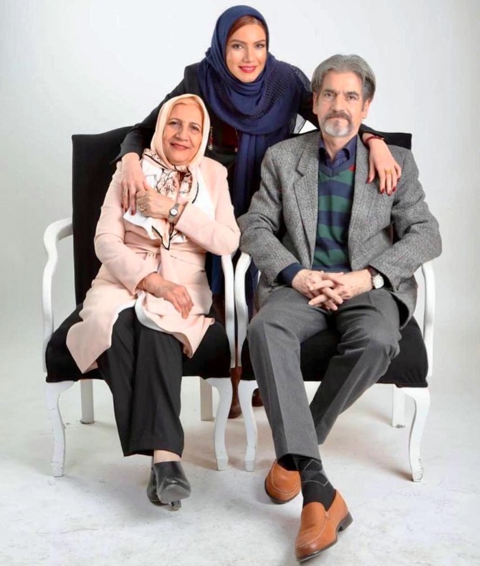 عکس خانوادگی متین ستوده؛ رونمایی از پدر جنتلمن و مادر شیک پوش نوعروس سینمای ایران عکس خانوادگی متین ستوده؛ رونمایی از پدر جنتلمن و مادر شیک پوش نوعروس سینمای ایران