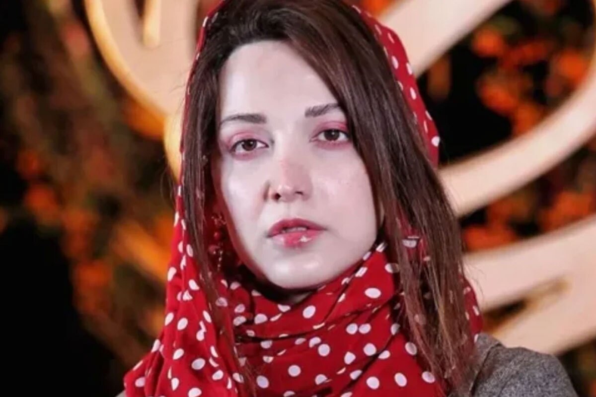 انتقاد تند روزنامه زاکانی از اظهارات بازیگر زن معروف/ مگر همه مادرها مانند مادر روشنک گرامیاند؟