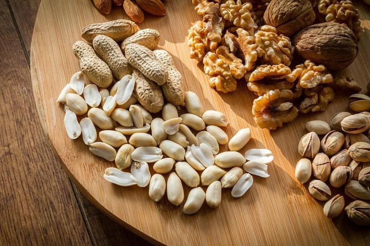 10 فایده باورنکردنی خوردن روزانه مغزها (بادام، گردو، پسته...)
