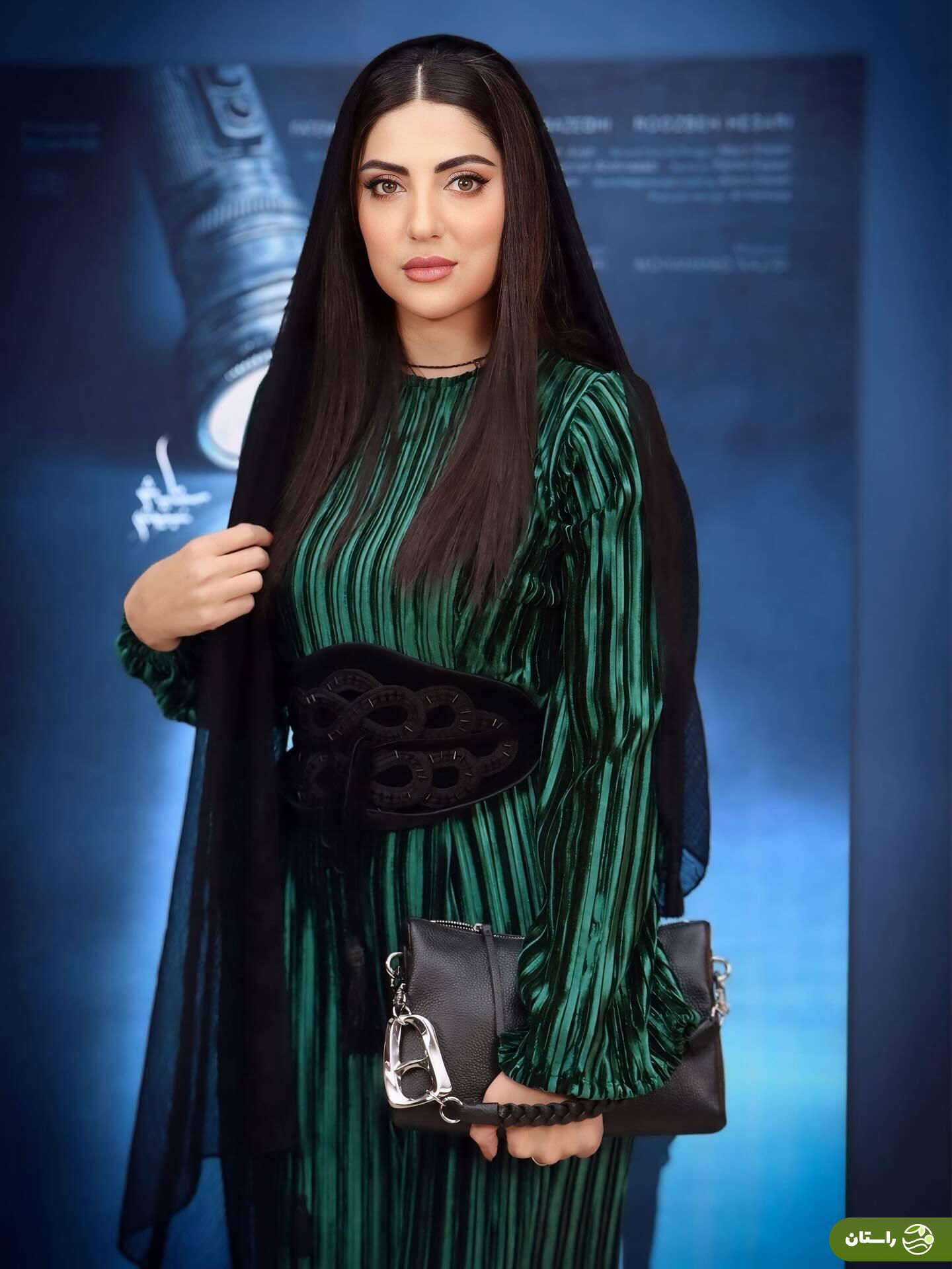 (تصاویر) تیپ سبز و مشکی هلیا امامی در اکران سینمایی؛ بازیگر، عاشق میکاپ جدیدش شد! (تصاویر) تیپ سبز و مشکی هلیا امامی در اکران سینمایی؛ بازیگر، عاشق میکاپ جدیدش شد!