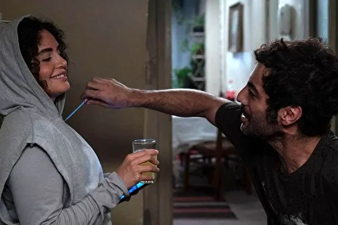 ویدئو | سکانس جنجالی فیلم «گوزن های اتوبان»؛ از الناز شاکردوست و نوید فرج‌پور برهنه در یک اتاق