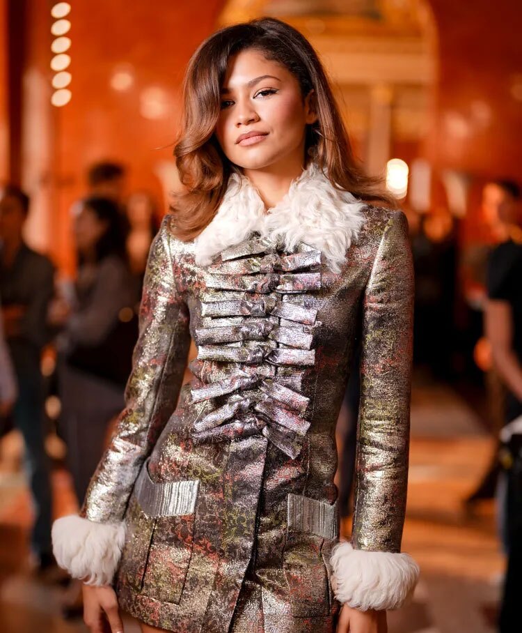 (عکس) لباس متالیک زندیا (Zendaya) طرفدرانش را به تحسین وا داشت (عکس) لباس متالیک زندیا (Zendaya) طرفدرانش را به تحسین وا داشت