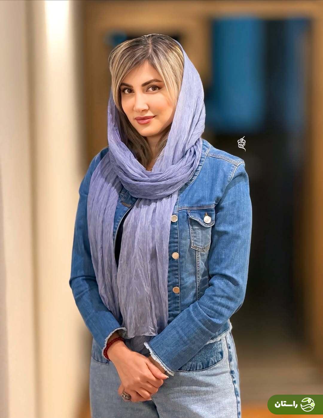 (عکس) استایل سمیرا حسینی با پوشش «جین» در حاشیه اجرای نمایش کافه عاشقی