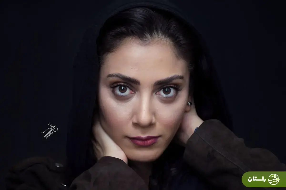 (عکس) استایل پاییزی و ژستهای مونا فرجاد در پشت صحنه نمایش بازی های شبانه