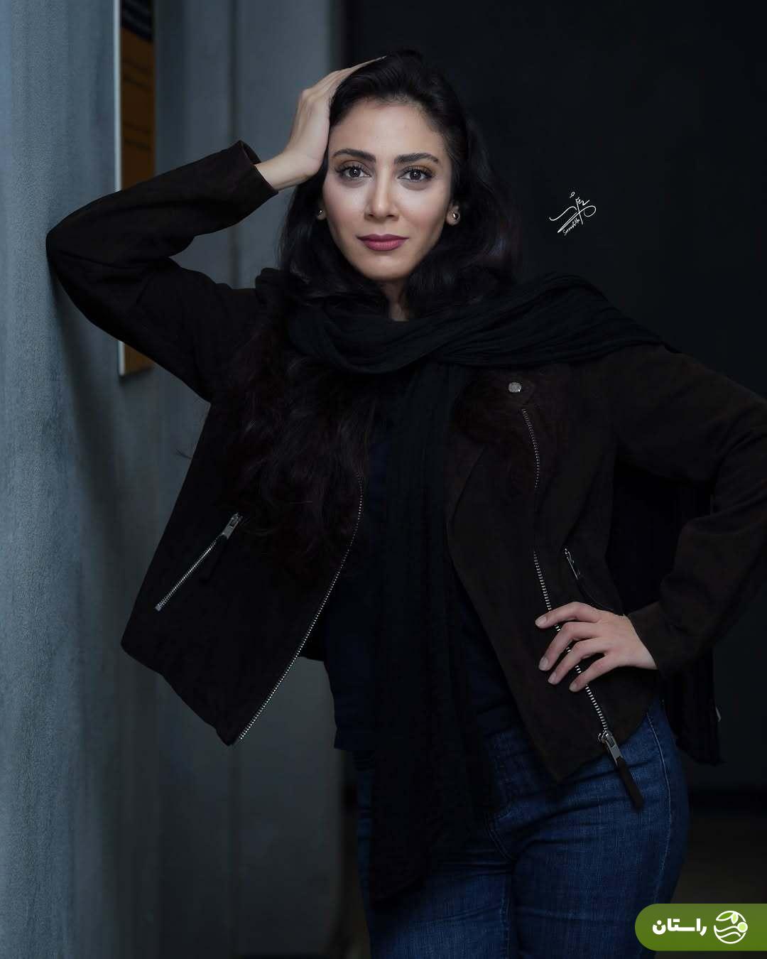 (عکس) استایل پاییزی و ژستهای مونا جان فرجاد در پشت صحنه نمایش بازی های شبانه