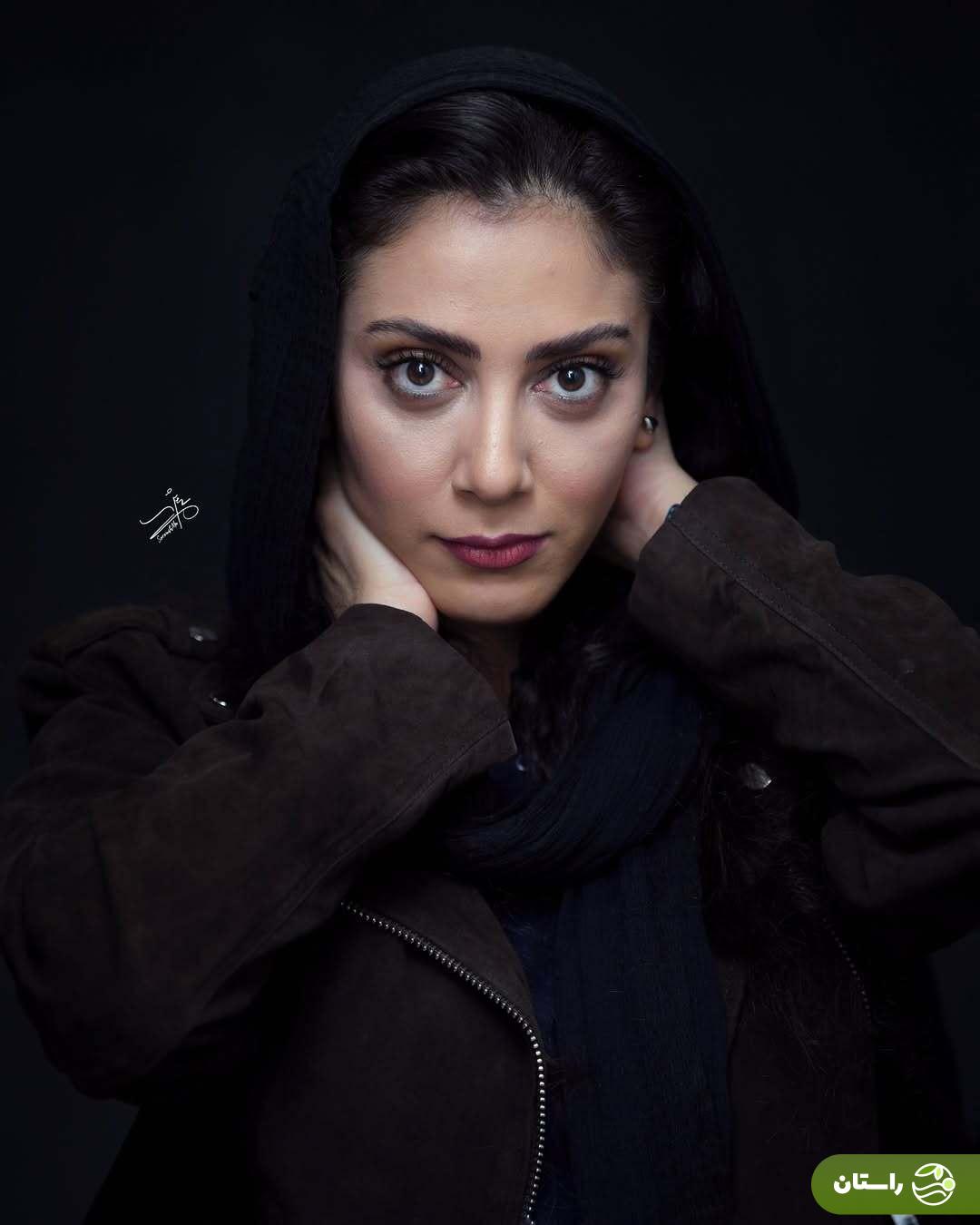 (عکس) استایل پاییزی و ژستهای مونا جان فرجاد در پشت صحنه نمایش بازی های شبانه