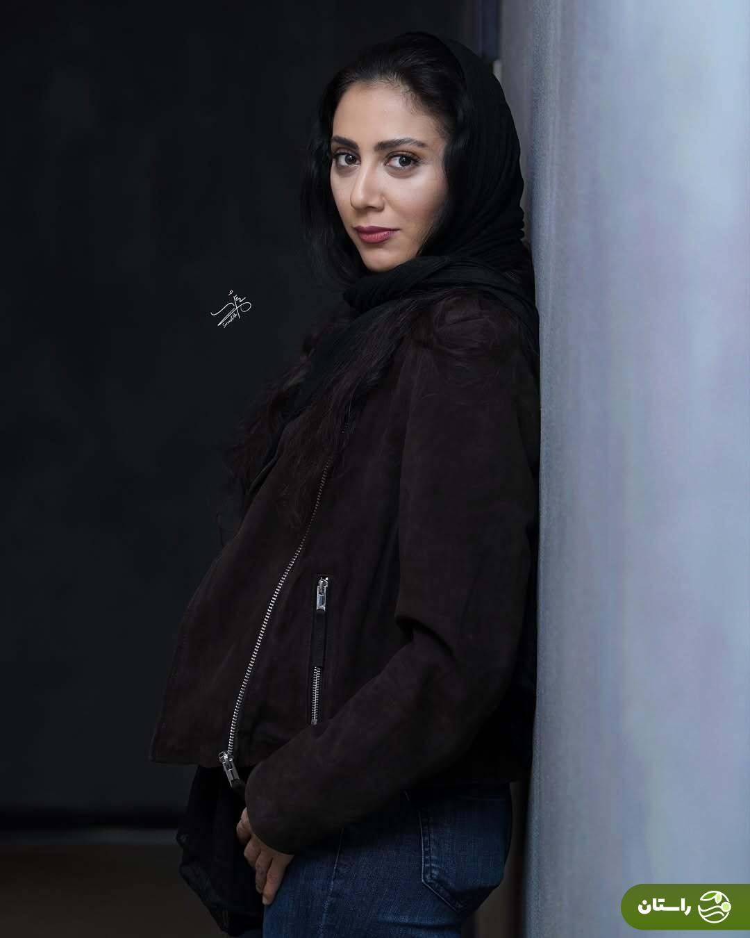 (عکس) استایل پاییزی و ژستهای مونا جان فرجاد در پشت صحنه نمایش بازی های شبانه