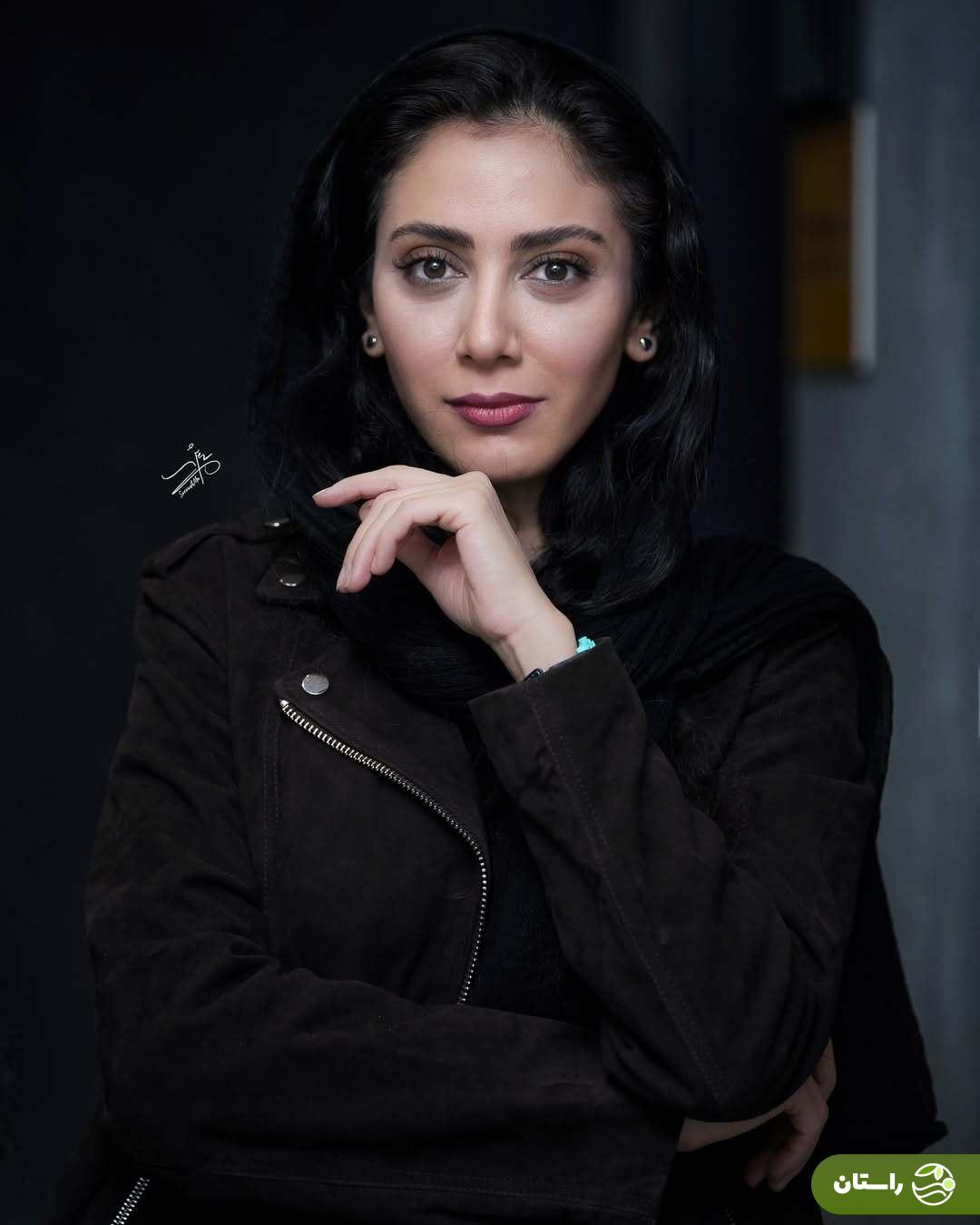 (عکس) استایل پاییزی و ژستهای مونا جان فرجاد در پشت صحنه نمایش بازی های شبانه