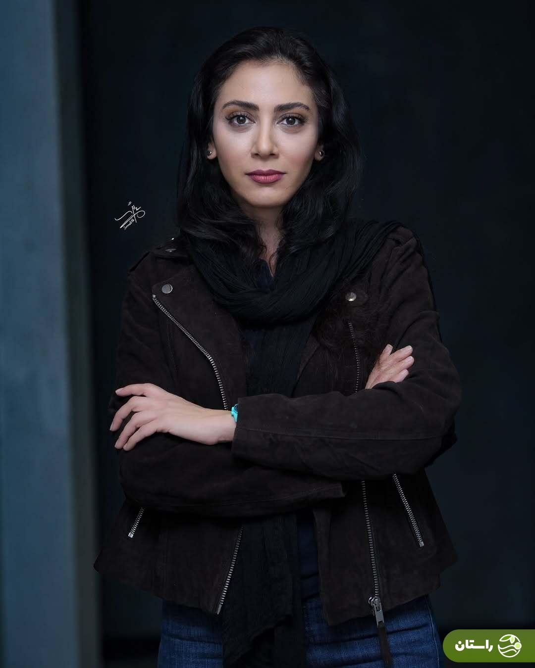 (عکس) استایل پاییزی و ژست‌های مونا جان فرجاد در پشت صحنه نمایش بازی های شبانه