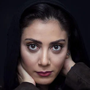 (عکس) استایل پاییزی و ژست‌های مونا فرجاد در پشت صحنه نمایش بازی های شبانه