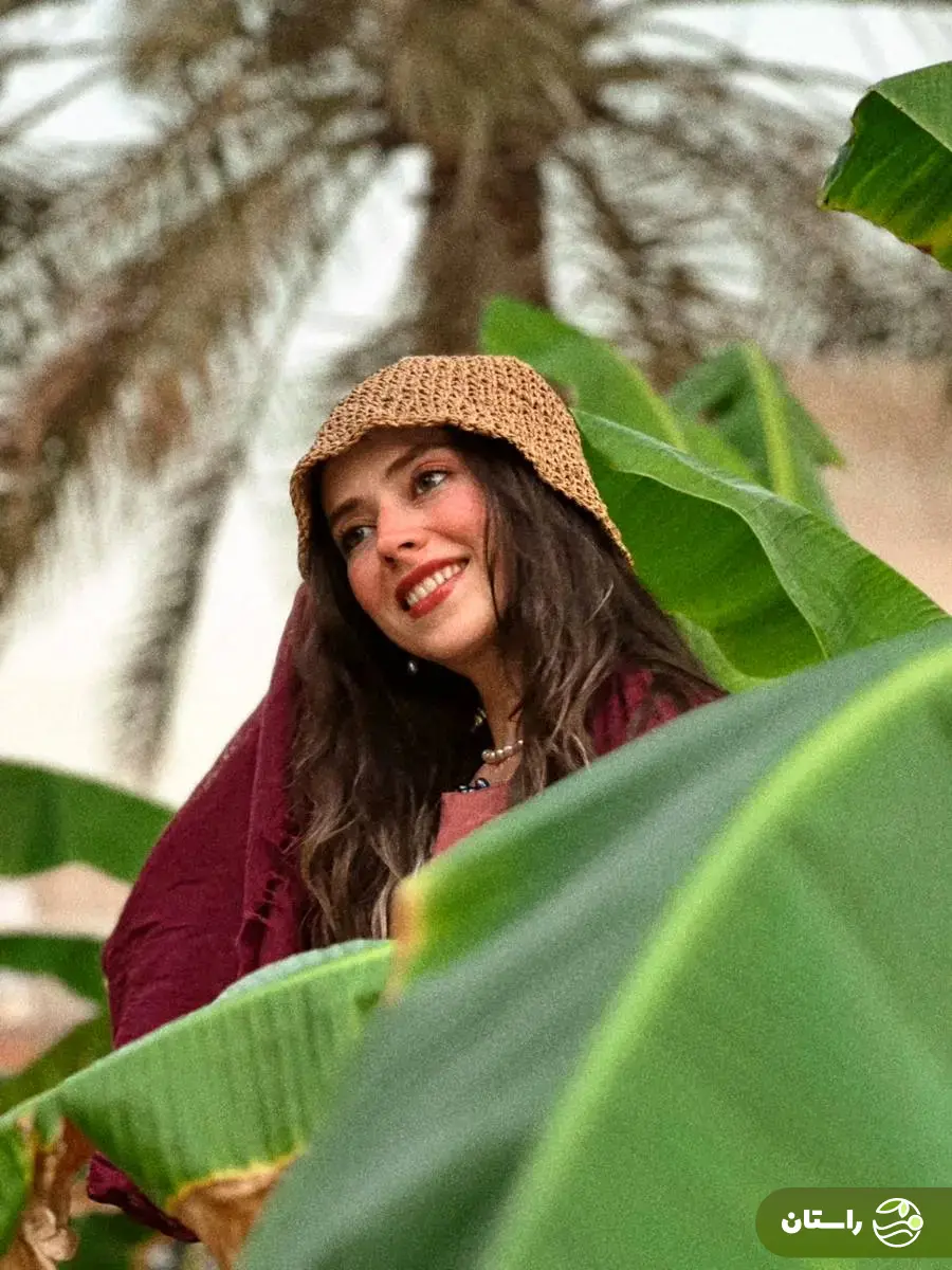 (عکس) استایل خاص نیلوفر رجایی‌فر بازیگر داعشی سریال پایتخت در بوشهر