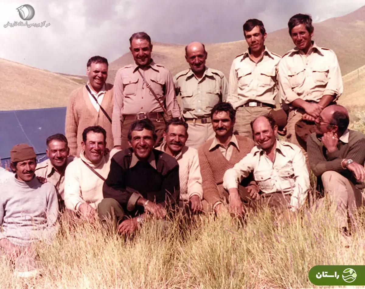 (عکس) تونل زمان؛ شکار گراز توسط رضا پهلوی و کامبیز آتابای؛ دهه ۵۰ (عکس) تونل زمان؛ شکار گراز توسط رضا پهلوی و کامبیز آتابای؛ دهه ۵۰