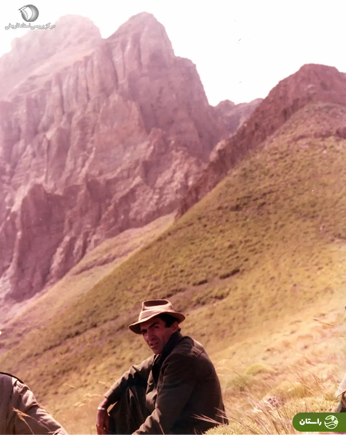 (عکس) تونل زمان؛ شکار گراز توسط رضا پهلوی جوان و کامبیز آتابای؛ دهه ۵۰ (عکس) تونل زمان؛ شکار گراز توسط رضا پهلوی جوان و کامبیز آتابای؛ دهه ۵۰