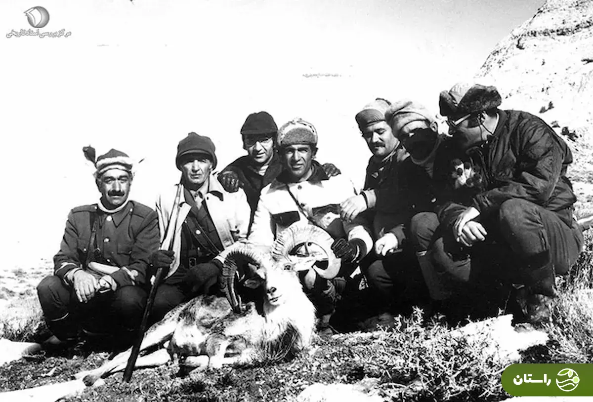 (عکس) تونل زمان؛ شکار گراز توسط رضا پهلوی و کامبیز آتابای؛ دهه ۵۰ (عکس) تونل زمان؛ شکار گراز توسط رضا پهلوی و کامبیز آتابای؛ دهه ۵۰