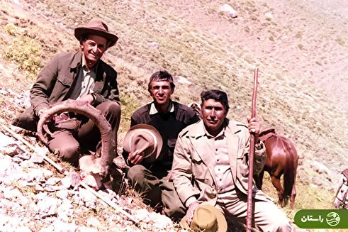(عکس) تونل زمان؛ شکار گراز توسط رضا پهلوی و کامبیز آتابای؛ دهه ۵۰