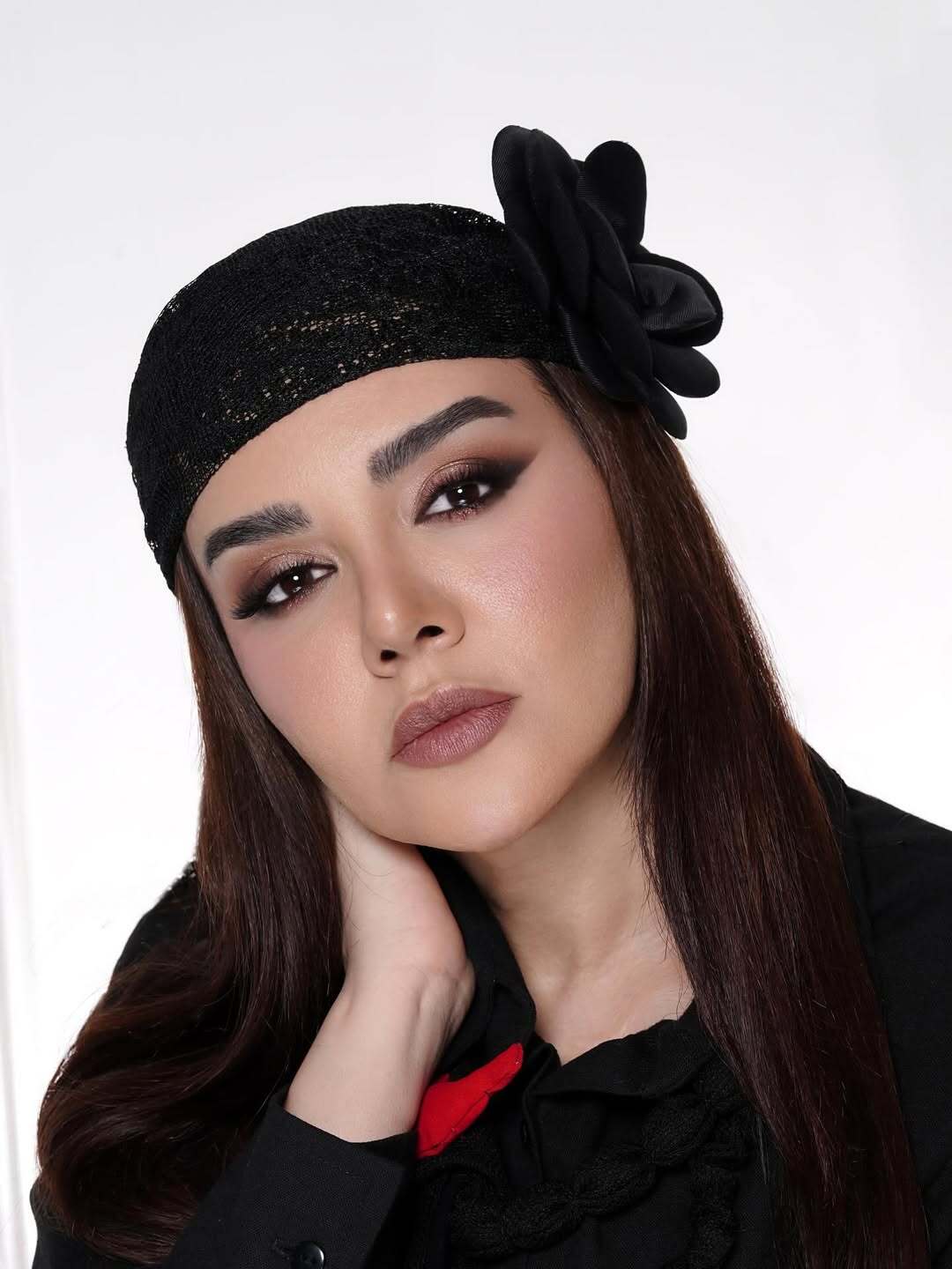 (عکس) میکاپ و استایل جذاب و هماهنگ ندا قاسمی، شیرین سریال «نون خ»