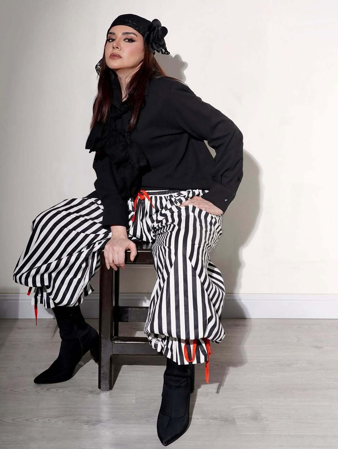 (عکس) میکاپ و استایل جذاب و هماهنگ ندا قاسمی، شیرین سریال «نون خ»