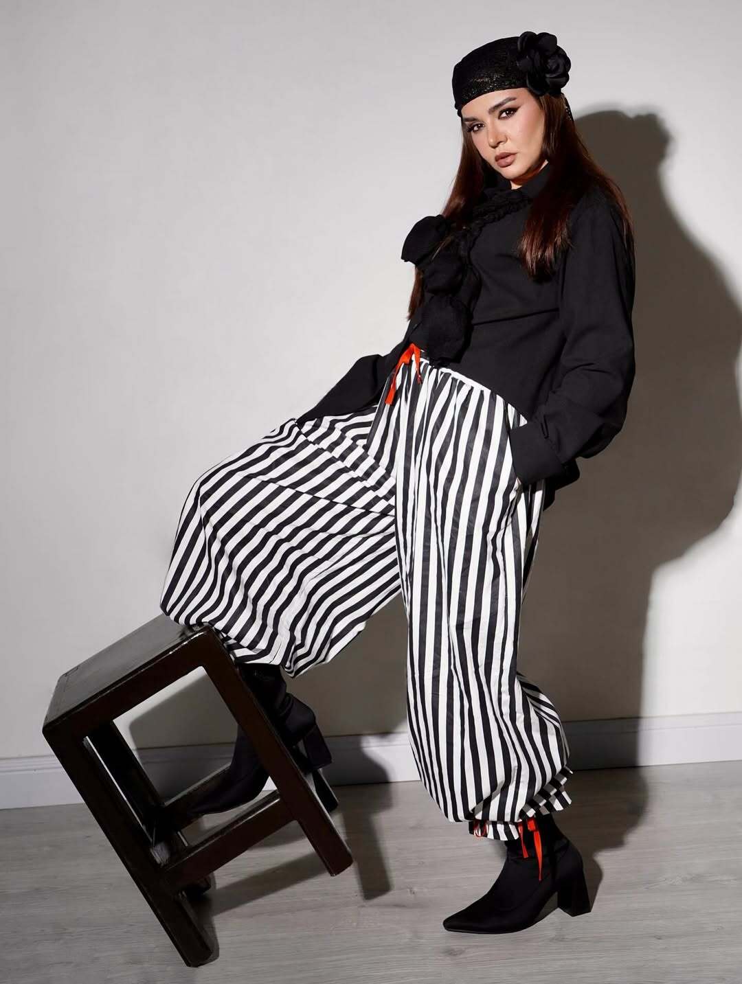 (عکس) میکاپ و استایل جذاب و هماهنگ ندا قاسمی، شیرین سریال «نون خ»