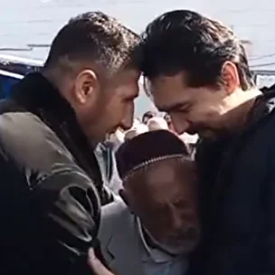 (ویدئو) اشک‌های فرهاد قائمی در آغوش پدر صابر کاظمی بند نمی‌آید