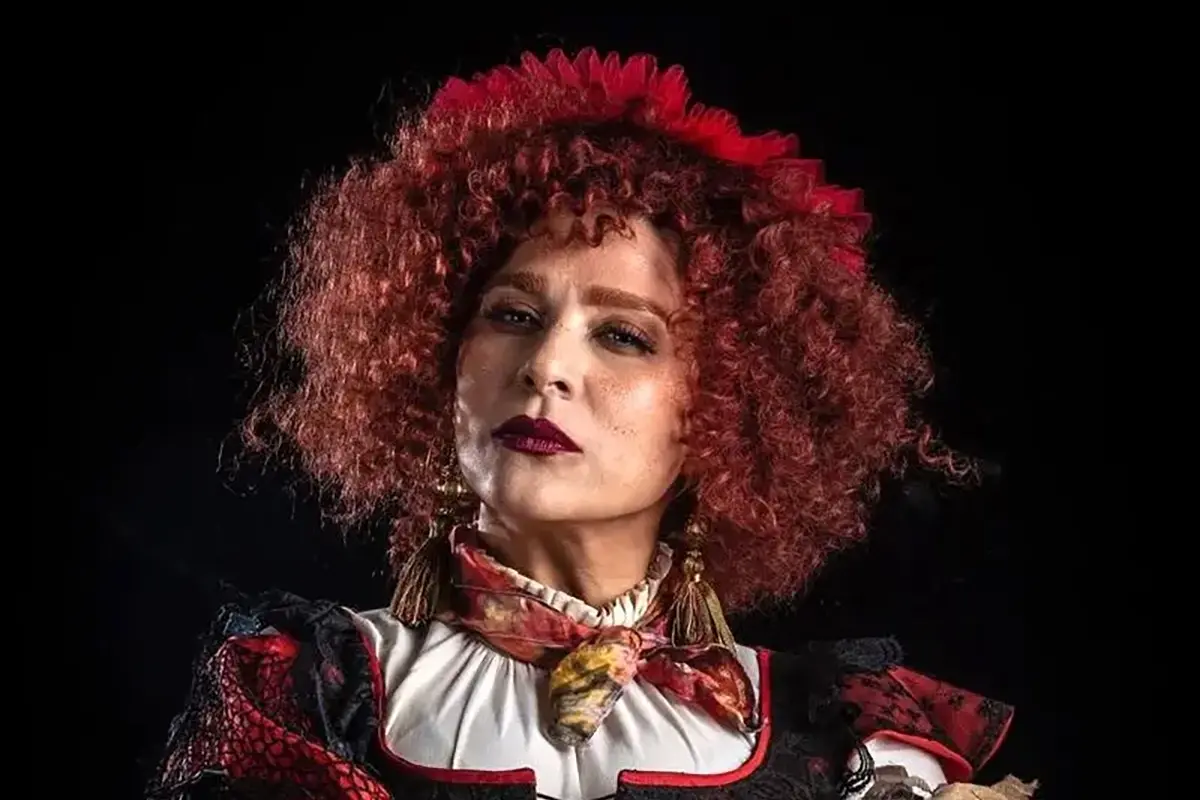 (عکس) گریم جالب سحر دولتشاهی در تئاتر الیورتوییست