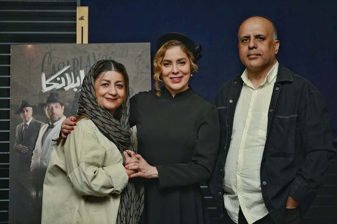 (تصاویر) سنا و سونیا حسینی دوقلوهای سریال پایتخت در ئشت صحنه نمایش کازابلانکا