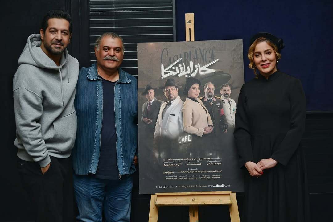 (تصاویر) سنا و سونیا حسینی دوقلوهای سریال پایتخت در ئشت صحنه نمایش کازابلانکا