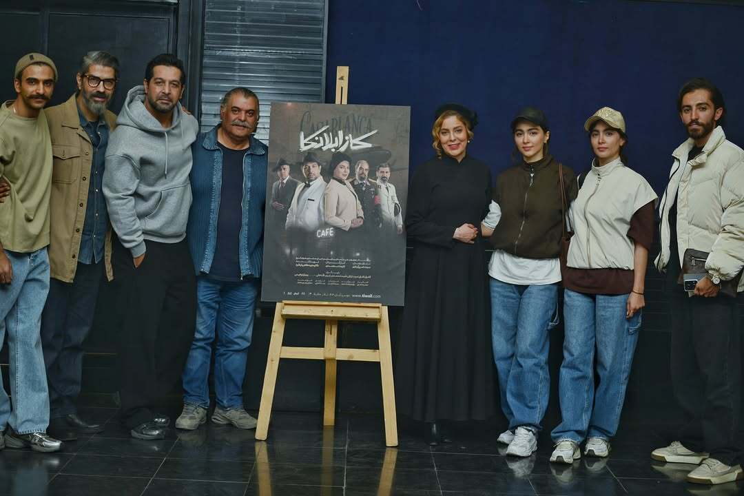 (تصاویر) سنا و سونیا حسینی دوقلوهای سریال پایتخت در ئشت صحنه نمایش کازابلانکا