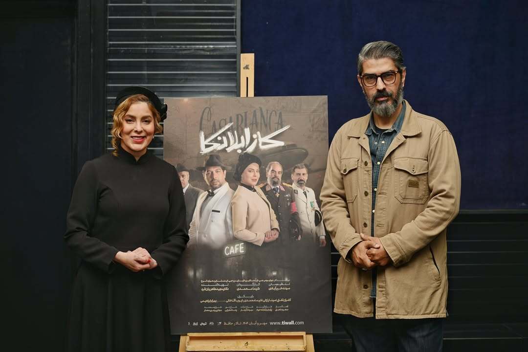 (تصاویر) سنا و سونیا حسینی دوقلوهای سریال پایتخت در ئشت صحنه نمایش کازابلانکا