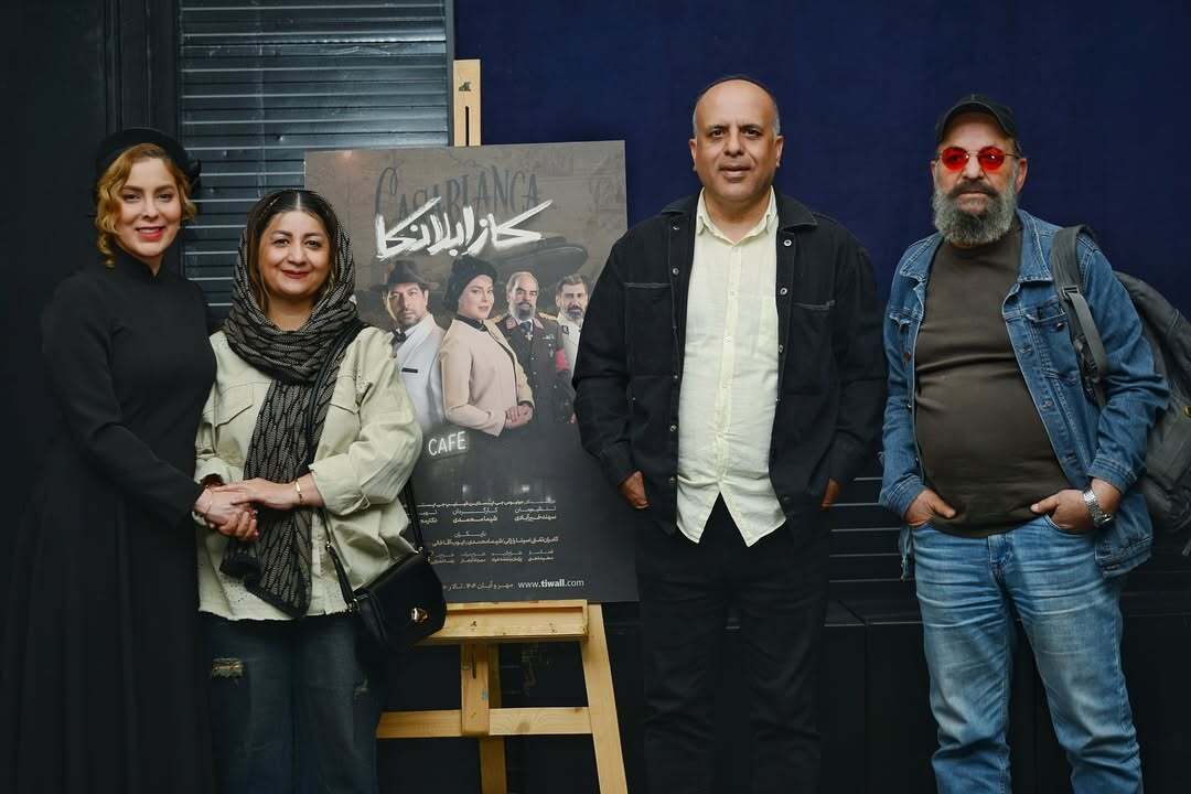 (تصاویر) سنا و سونیا حسینی دوقلوهای سریال پایتخت در ئشت صحنه نمایش کازابلانکا