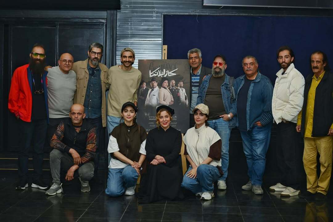 (تصاویر) سنا و سونیا حسینی دوقلوهای سریال پایتخت در ئشت صحنه نمایش کازابلانکا